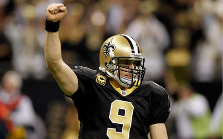 Drew Brees ayudó a los New Orleans Saints a ganar el juego, pero se retiró lesionado